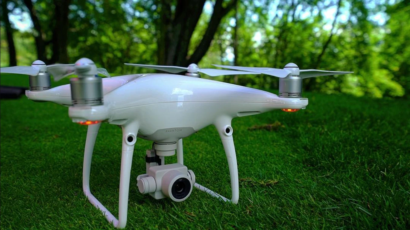 Drone avec une licence piloté par un vidéographe et un photographe